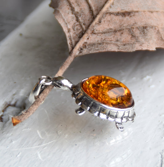 Bright pendant with a turtle in natural cognac brown Amber and 925 Silver, MJ Baltica, BW238
