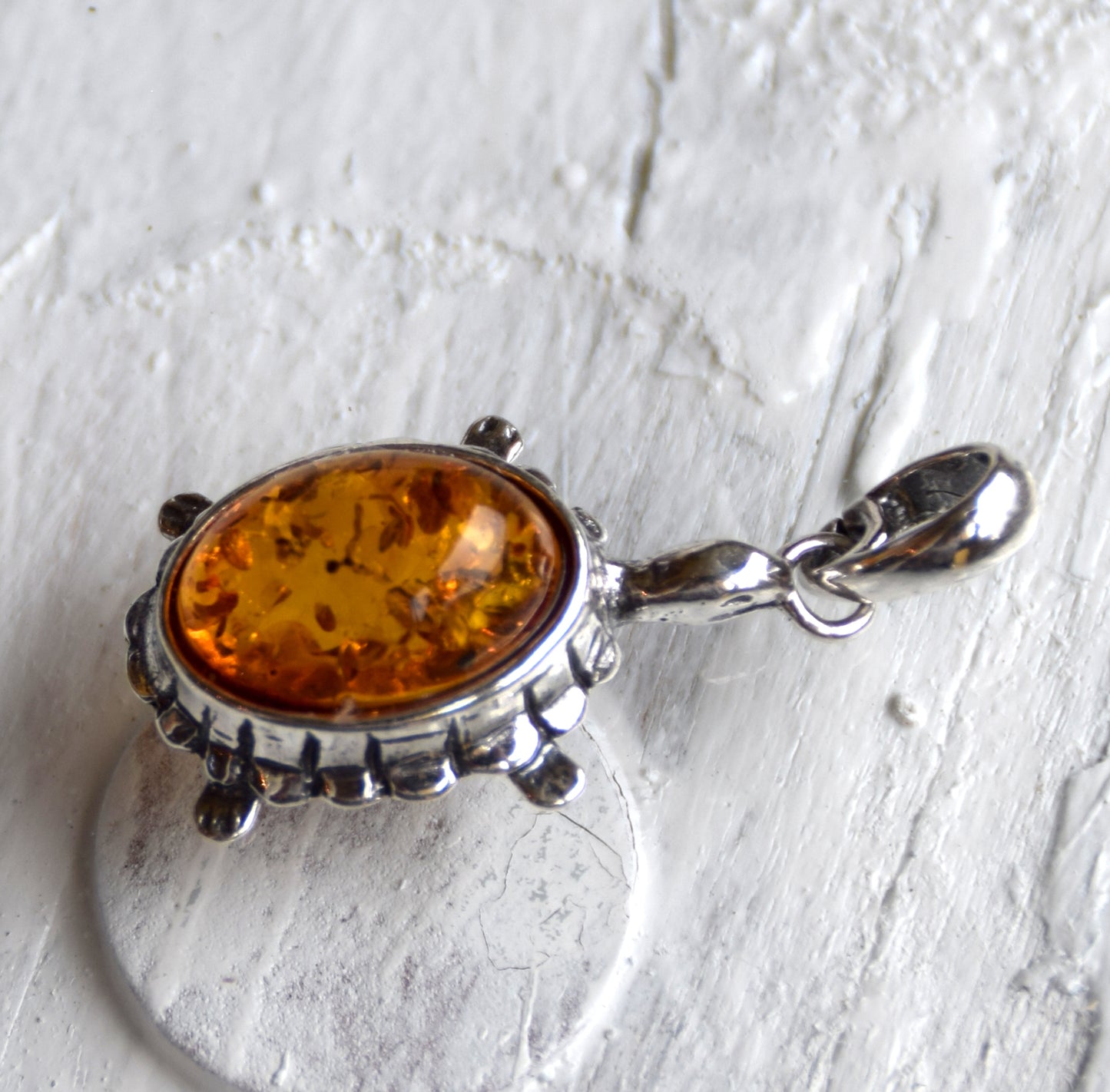 Bright pendant with a turtle in natural cognac brown Amber and 925 Silver, MJ Baltica, BW238