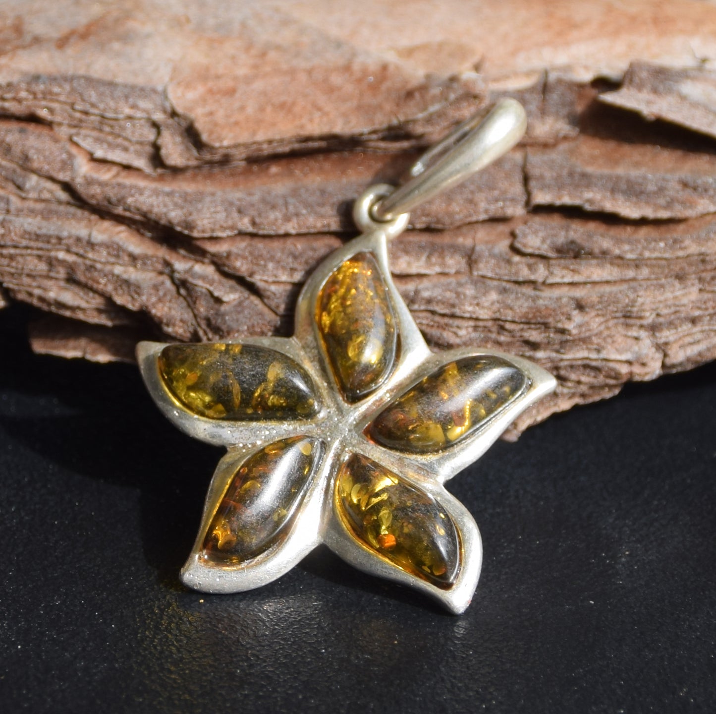 Ciondolo a forma di fiore in Ambra naturale color verde e Argento 925, MJ Baltica, BW254
