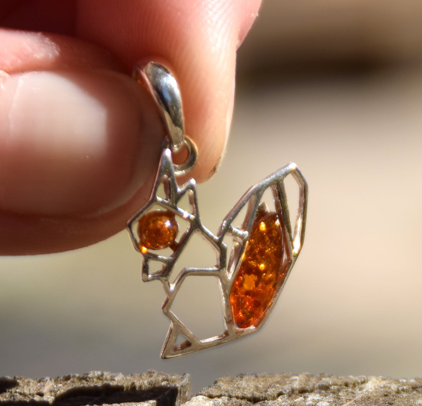 Delicato ciondolo con piccolo scoiattolo in Ambra naturale color cognac e Argento 925, MJ Baltica, BW262