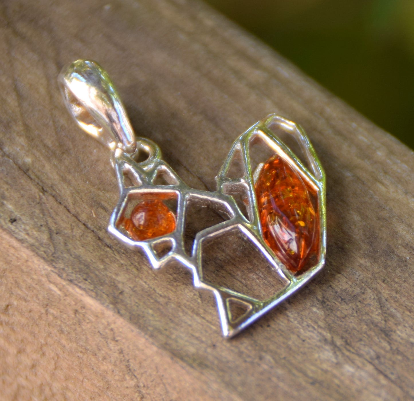 Delicato ciondolo con piccolo scoiattolo in Ambra naturale color cognac e Argento 925, MJ Baltica, BW262
