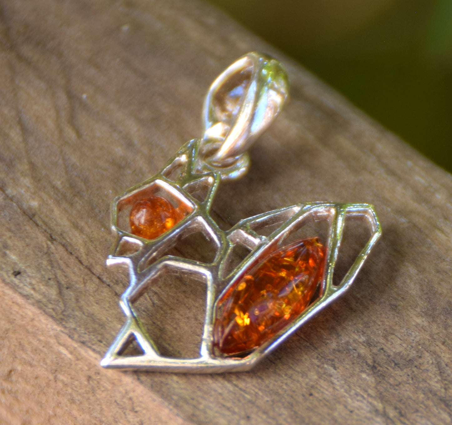 Delicato ciondolo con piccolo scoiattolo in Ambra naturale color cognac e Argento 925, MJ Baltica, BW262