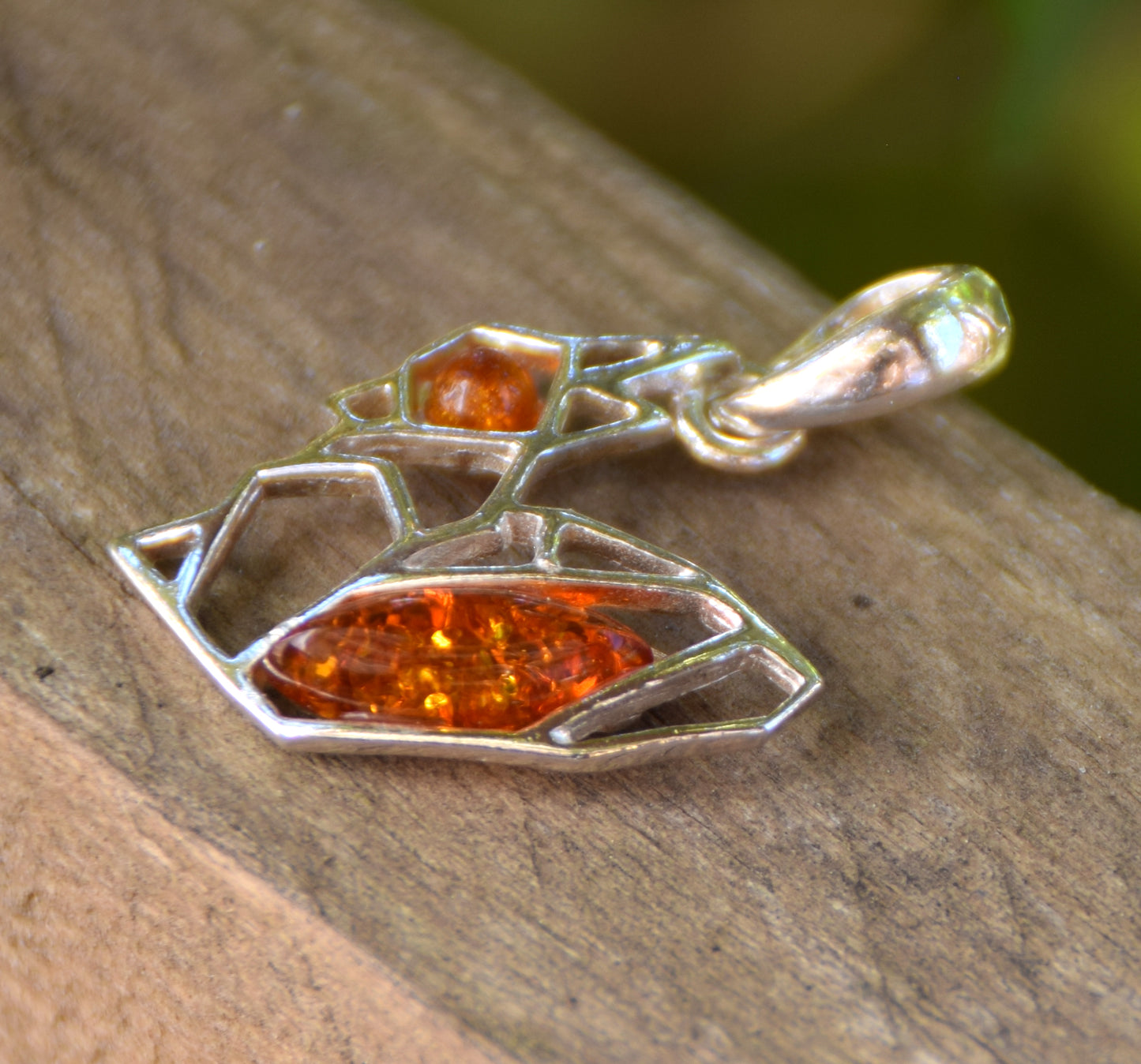 Delicato ciondolo con piccolo scoiattolo in Ambra naturale color cognac e Argento 925, MJ Baltica, BW262