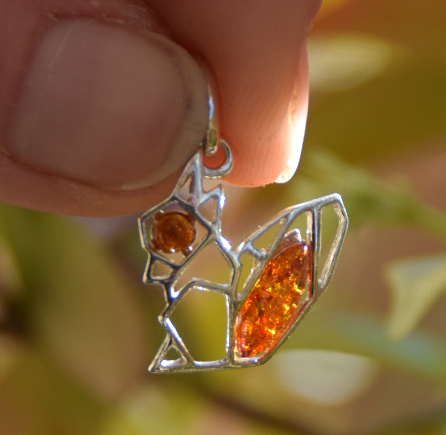 Delicato ciondolo con piccolo scoiattolo in Ambra naturale color cognac e Argento 925, MJ Baltica, BW262