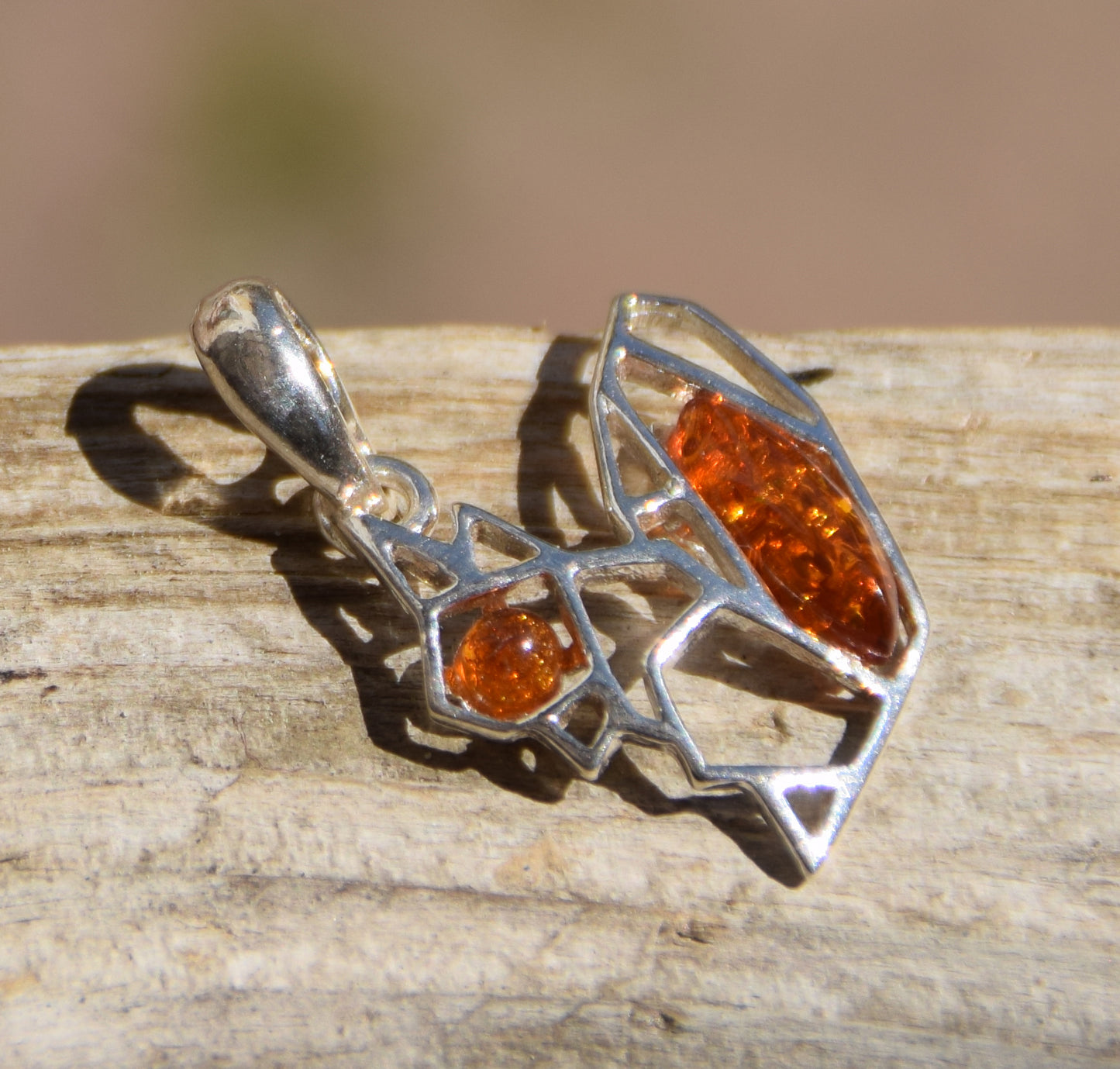 Delicato ciondolo con piccolo scoiattolo in Ambra naturale color cognac e Argento 925, MJ Baltica, BW262