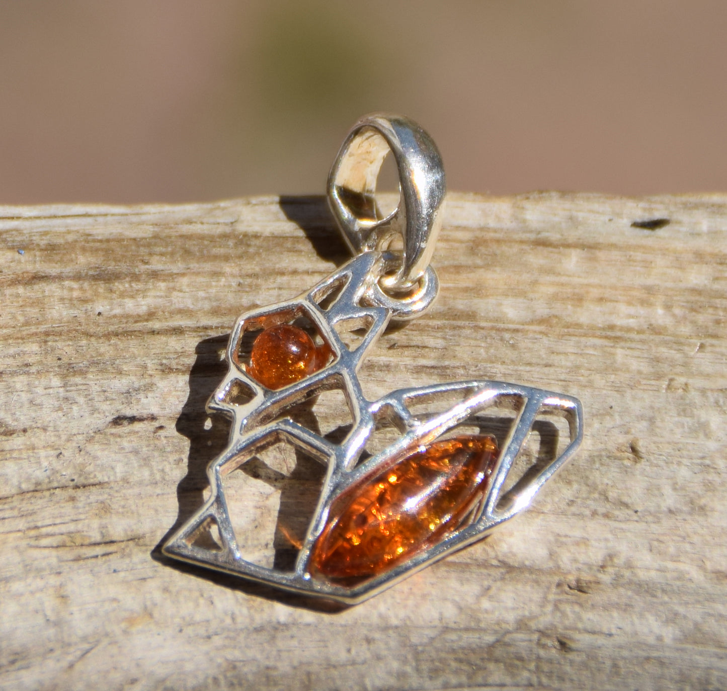 Delicato ciondolo con piccolo scoiattolo in Ambra naturale color cognac e Argento 925, MJ Baltica, BW262