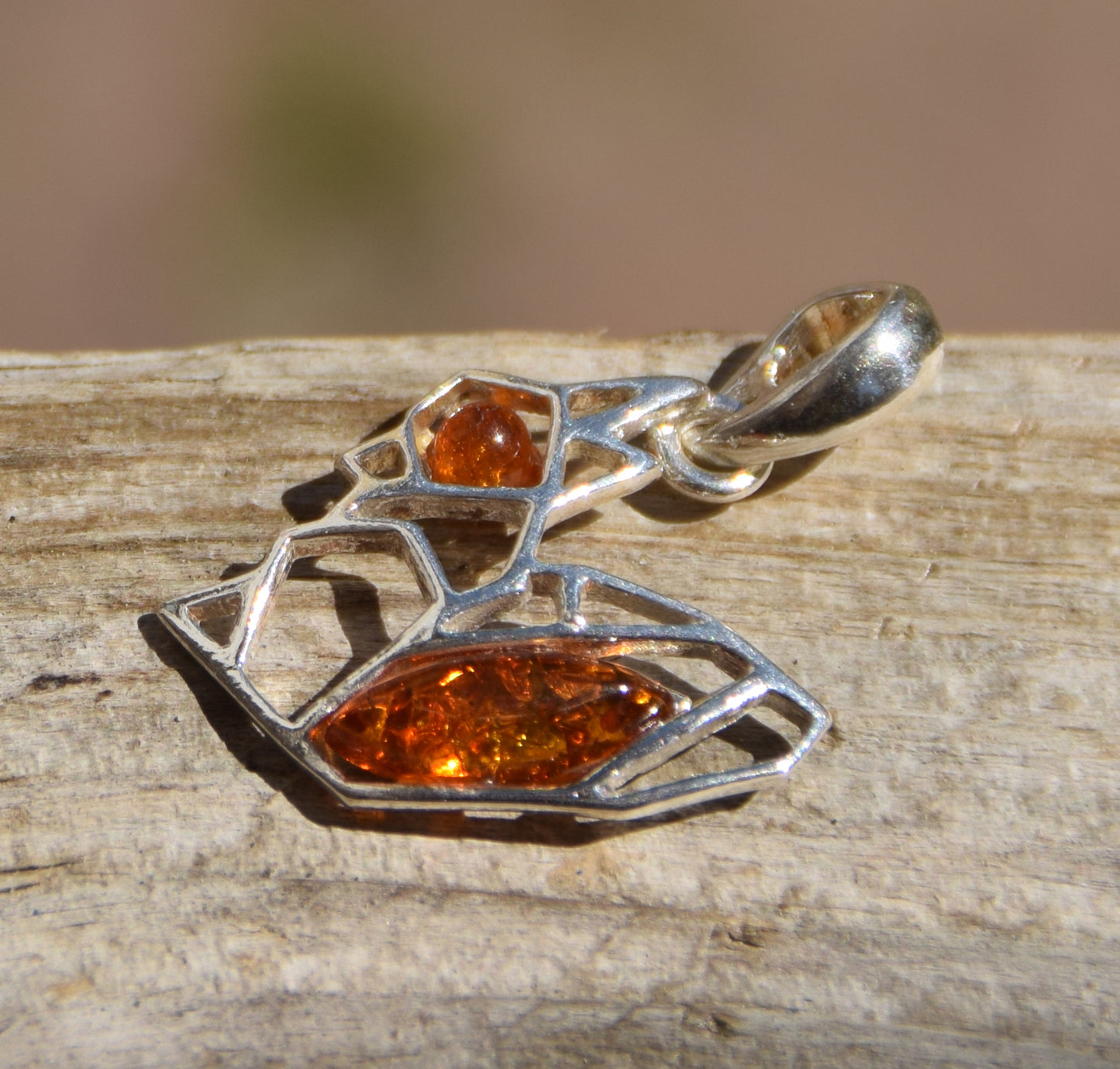 Delicato ciondolo con piccolo scoiattolo in Ambra naturale color cognac e Argento 925, MJ Baltica, BW262