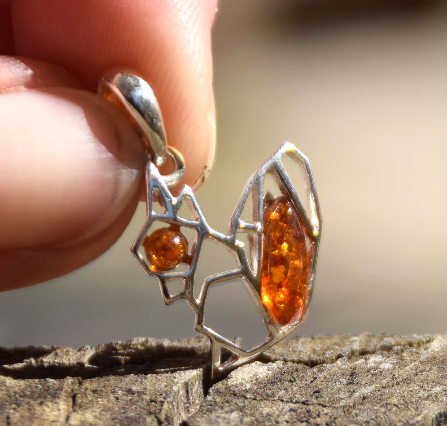 Delicato ciondolo con piccolo scoiattolo in Ambra naturale color cognac e Argento 925, MJ Baltica, BW262