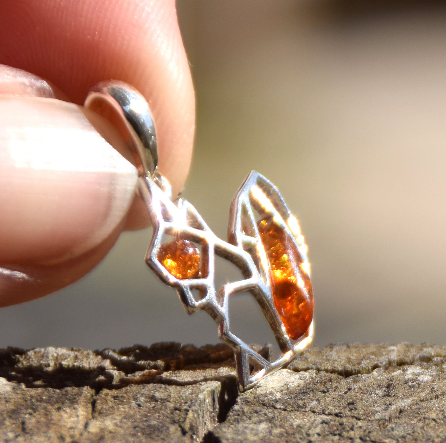Delicato ciondolo con piccolo scoiattolo in Ambra naturale color cognac e Argento 925, MJ Baltica, BW262