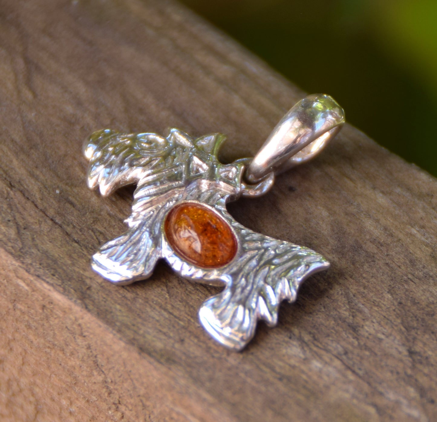 Delicato ciondolo con piccolo terrier in Ambra naturale color cognac e Argento 925, MJ Baltica, BW265