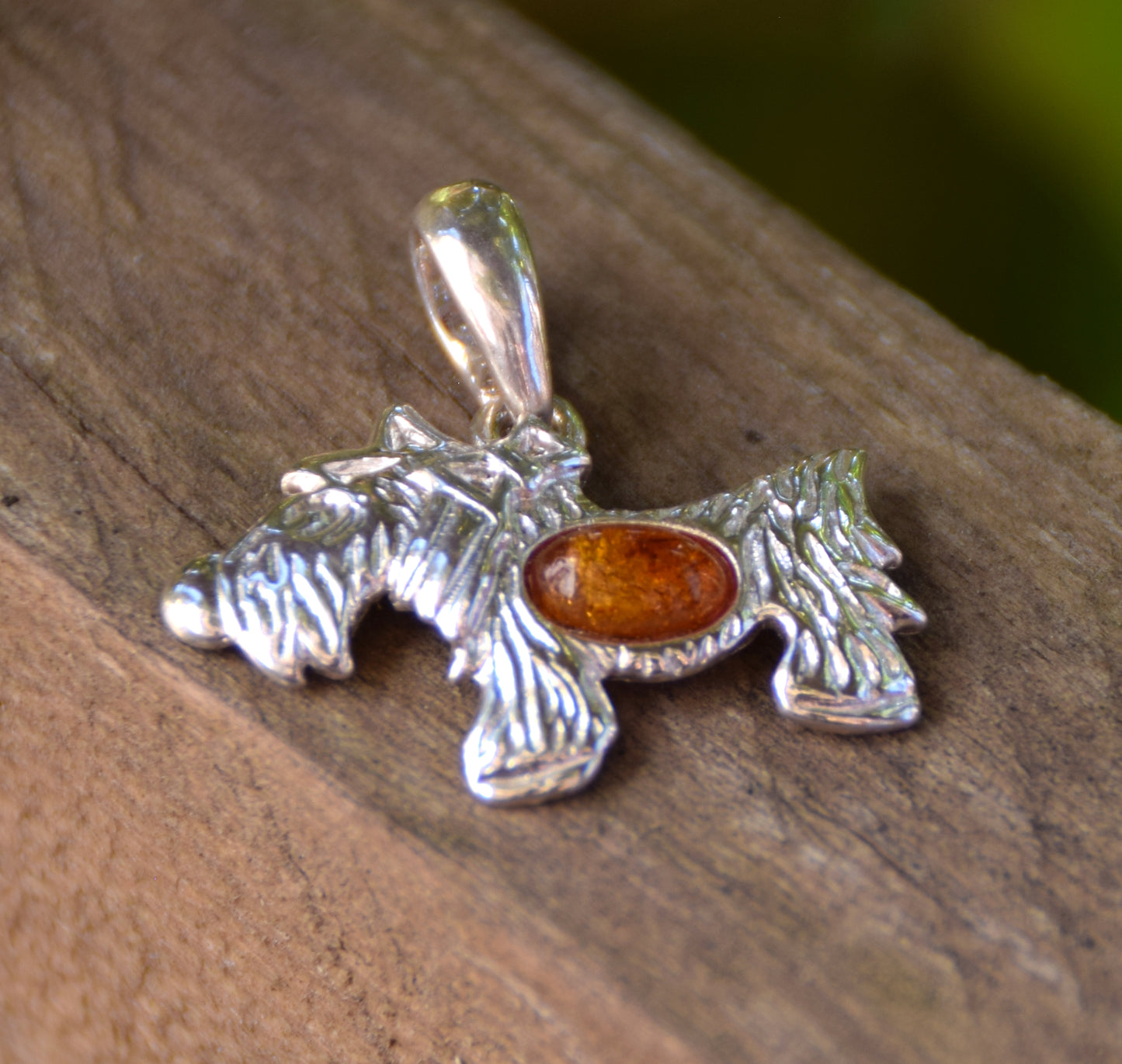 Delicato ciondolo con piccolo terrier in Ambra naturale color cognac e Argento 925, MJ Baltica, BW265