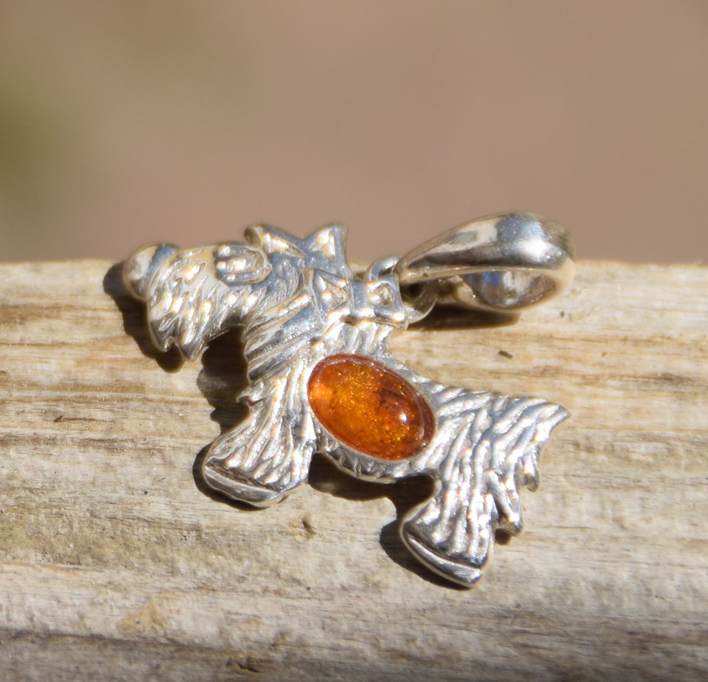 Delicato ciondolo con piccolo terrier in Ambra naturale color cognac e Argento 925, MJ Baltica, BW265