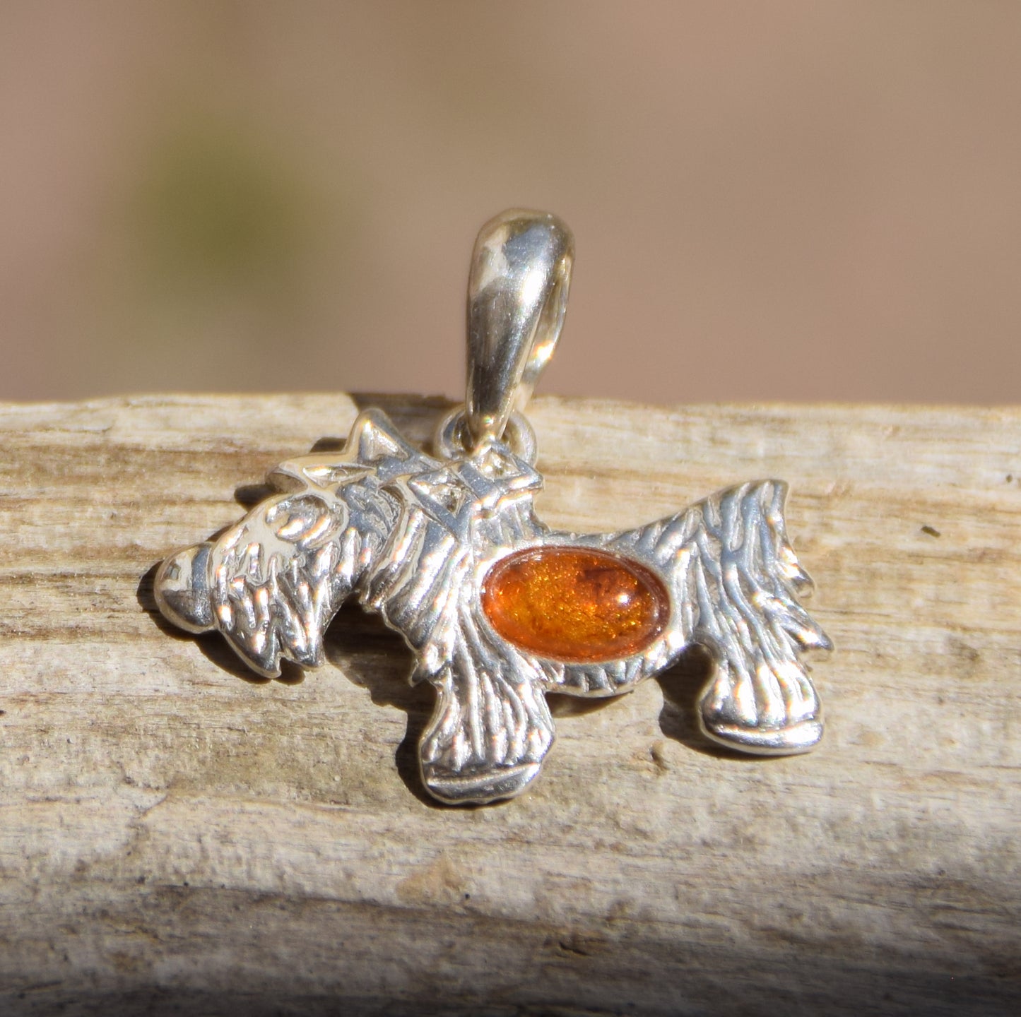 Delicato ciondolo con piccolo terrier in Ambra naturale color cognac e Argento 925, MJ Baltica, BW265