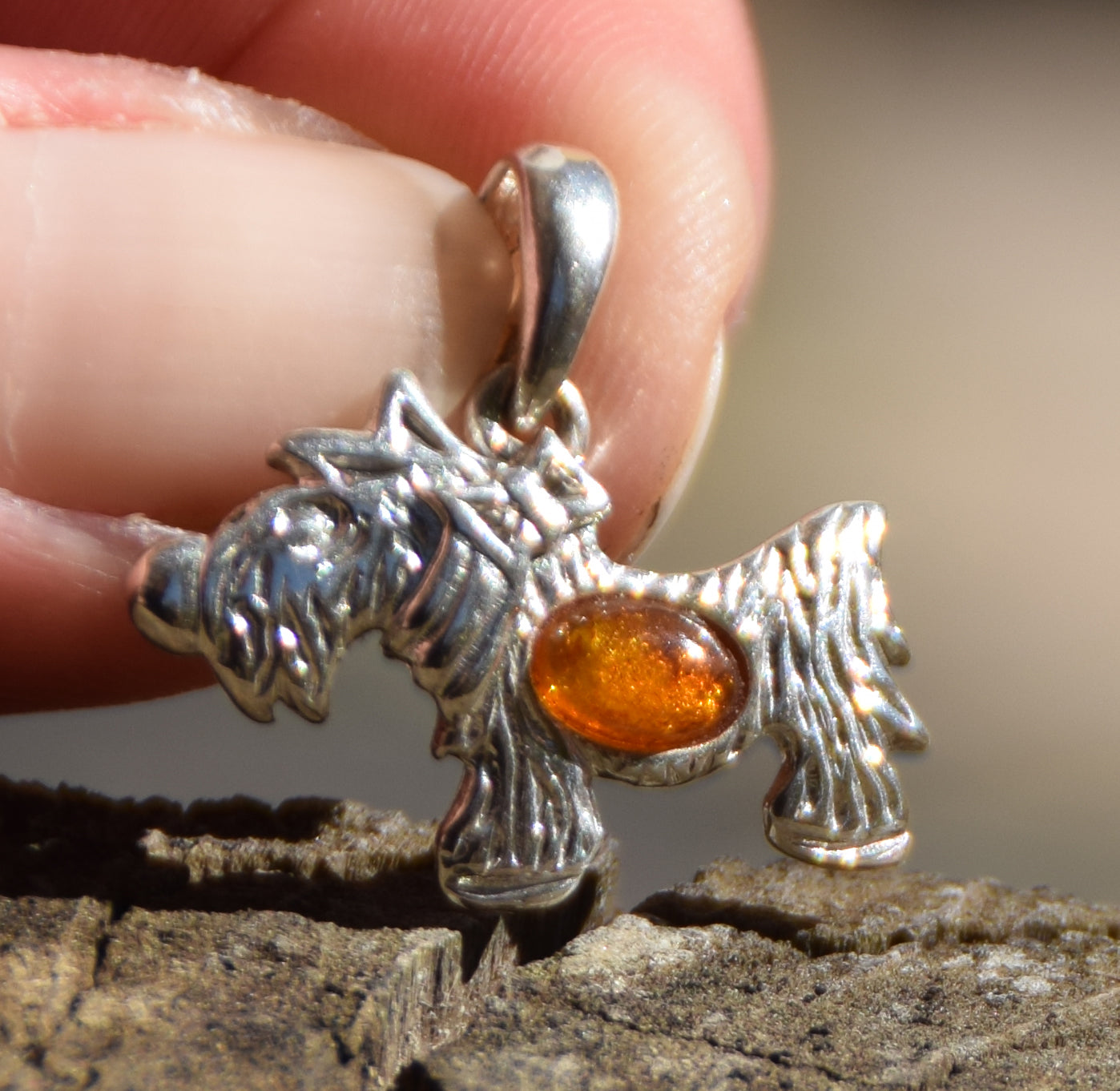 Delicato ciondolo con piccolo terrier in Ambra naturale color cognac e Argento 925, MJ Baltica, BW265