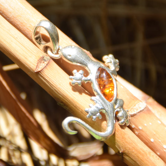 Bright pendant with lucky gecko in cognac brown natural Amber and Sterling Silver 925, MJ Baltica, BW269