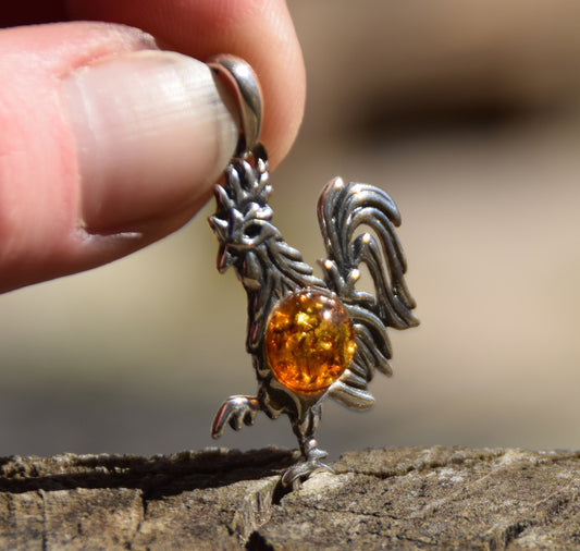 Lucky charm pendant with rooster in cognac-colored natural amber and 925 sterling silver, MJ Baltica, BW273
