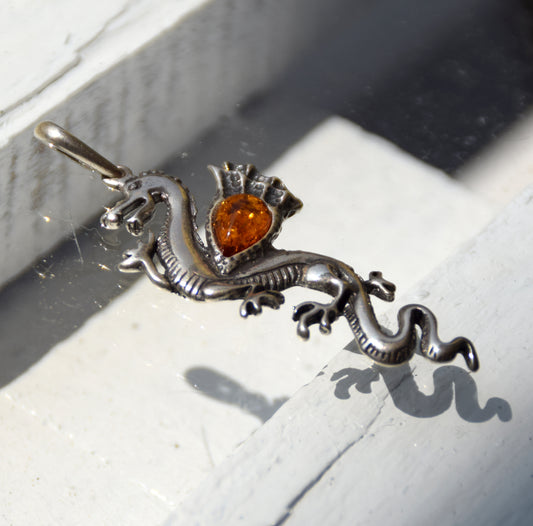 Large, realistic Chinese dragon pendant in natural cognac-colored Amber and 925 Silver, MJ Baltica, BW274