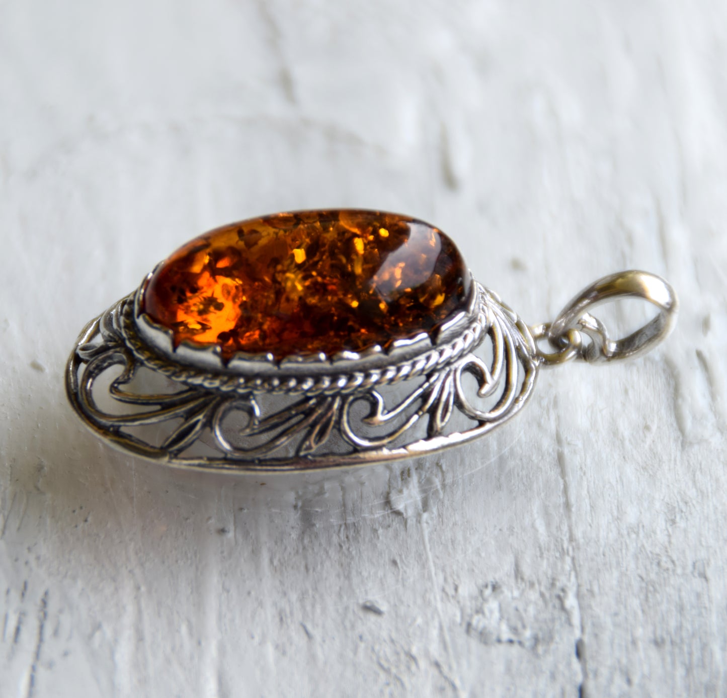 Classic large oval pendant in cognac-colored natural Amber and 925 Silver, MJ Baltica, BW278