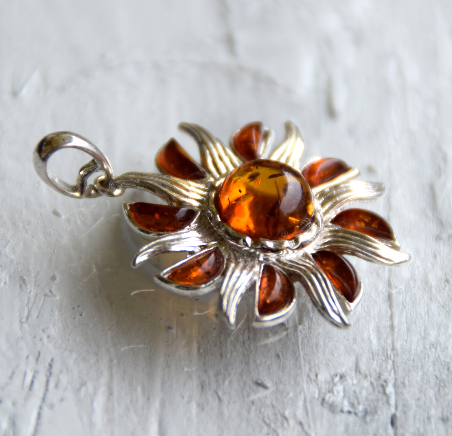 Pendant with sun with brilliant rays in natural cognac-colored Amber and 925 Silver, MJ Baltica, BW279