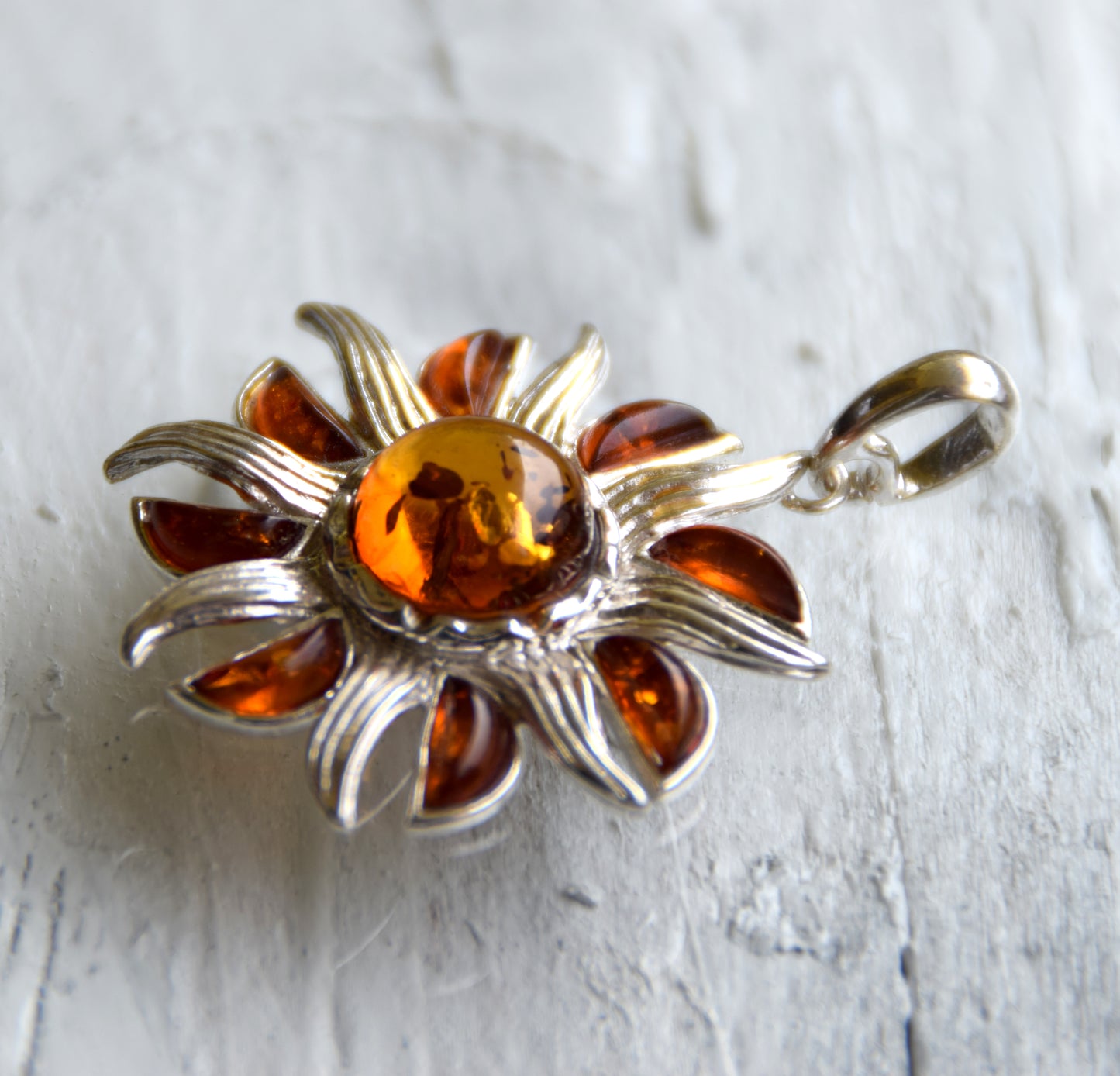 Pendant with sun with brilliant rays in natural cognac-colored Amber and 925 Silver, MJ Baltica, BW279