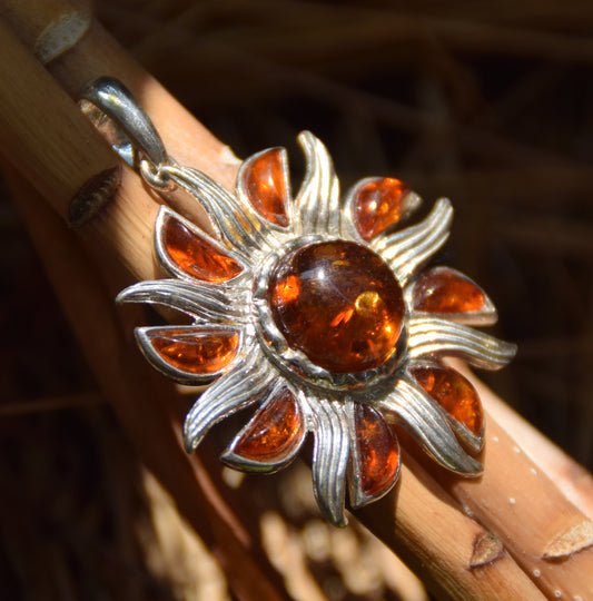 Pendant with sun with brilliant rays in natural cognac-colored Amber and 925 Silver, MJ Baltica, BW279