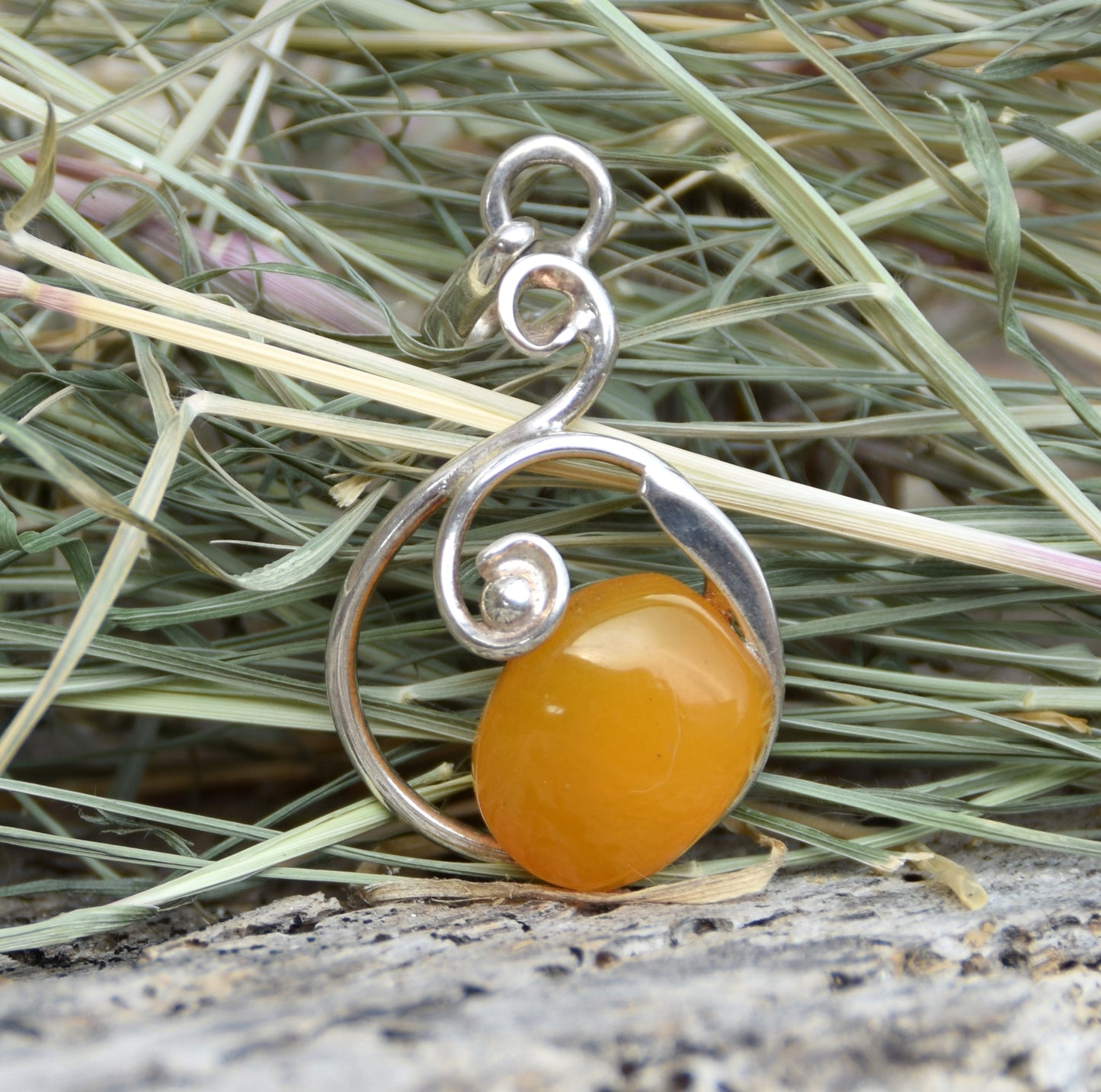 Important pendant with oval gemstone created in Imperial natural Amber and 925 Silver, MJ Baltica, BW285