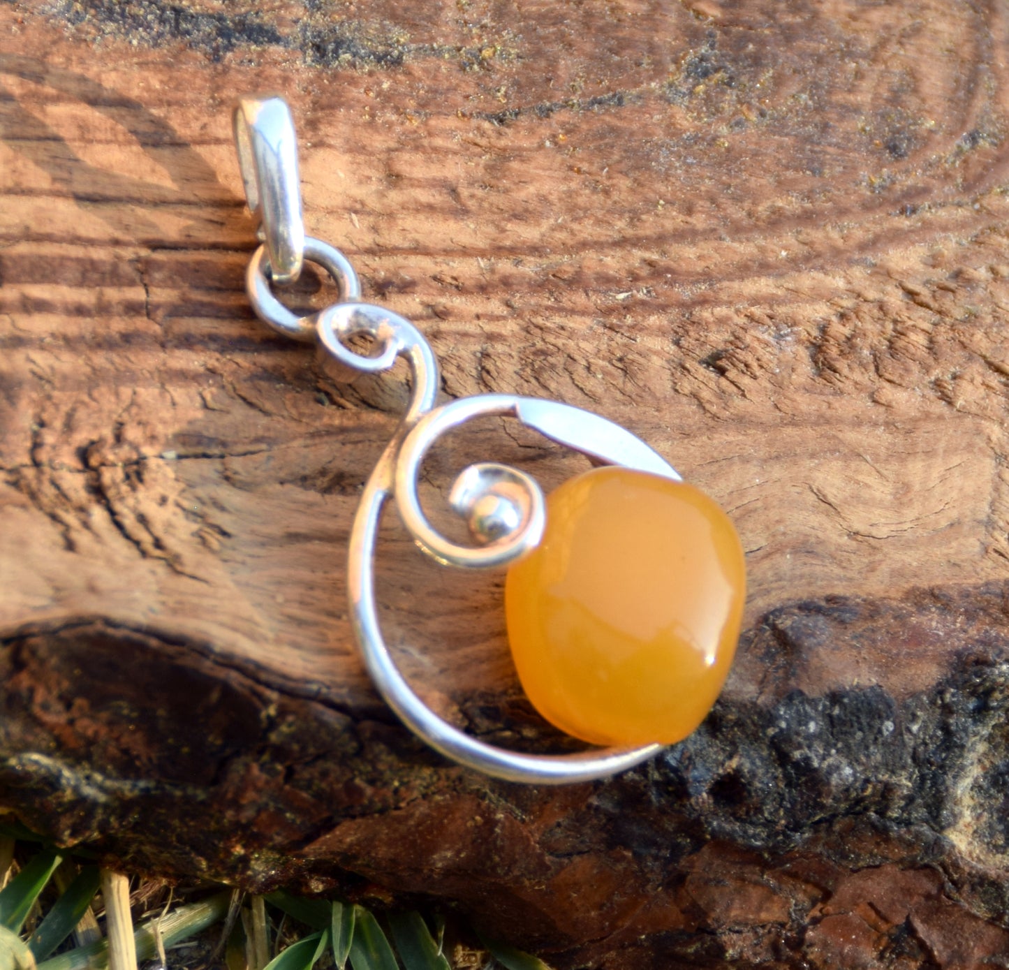 Important pendant with oval gemstone created in Imperial natural Amber and 925 Silver, MJ Baltica, BW285