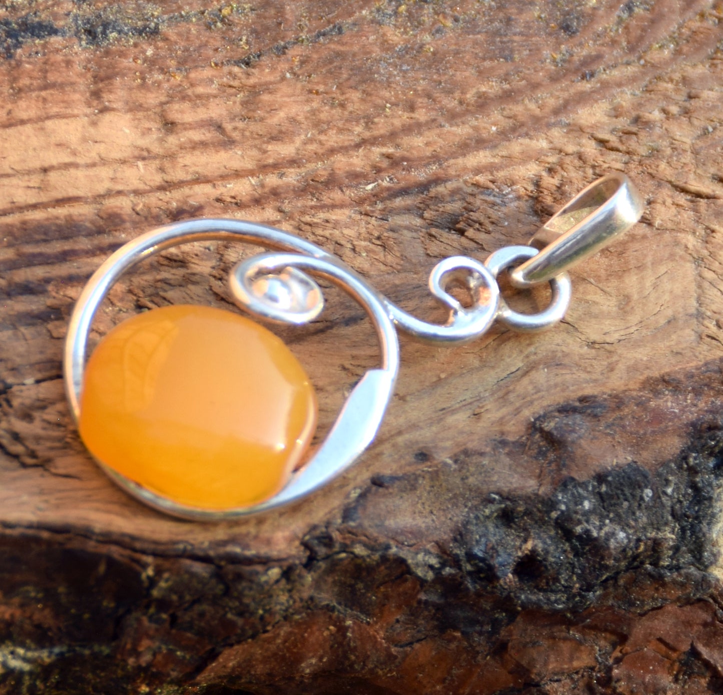 Important pendant with oval gemstone created in Imperial natural Amber and 925 Silver, MJ Baltica, BW285