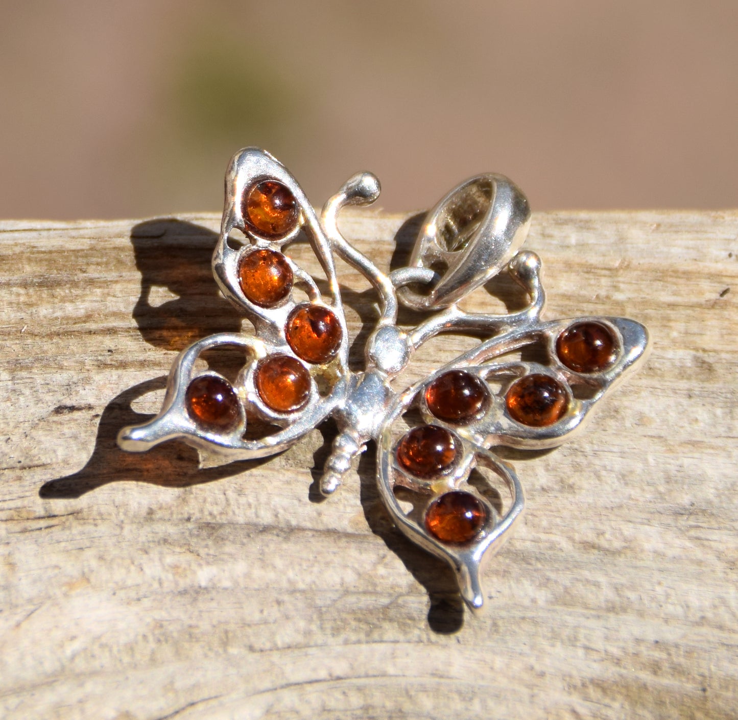 Leichter Schmetterlingsanhänger aus natürlichem Cognac-Bernstein und 925er Silber, MJ Baltica, BW292