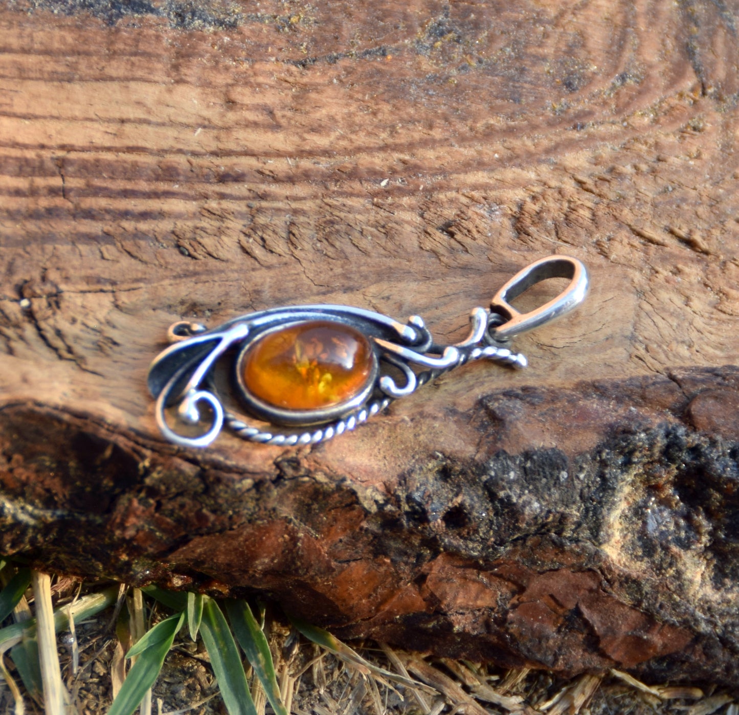 Vintage style oval pendant with cognac-colored natural Amber and 925 Silver, MJ Baltica, BW299