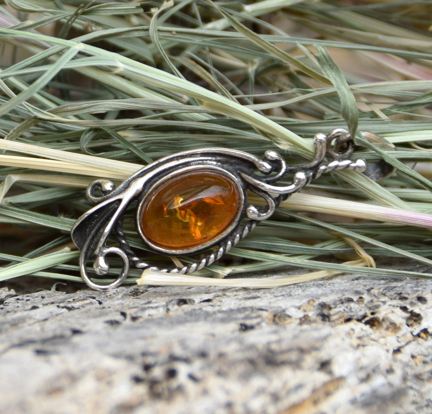 Vintage style oval pendant with cognac-colored natural Amber and 925 Silver, MJ Baltica, BW299