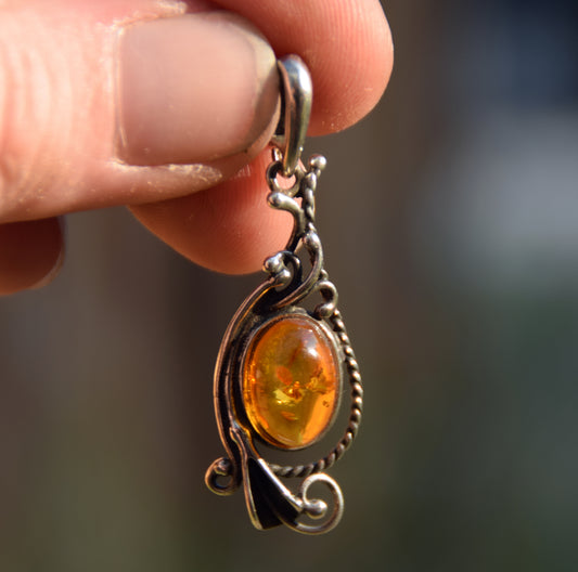 Vintage style oval pendant with cognac-colored natural Amber and 925 Silver, MJ Baltica, BW299