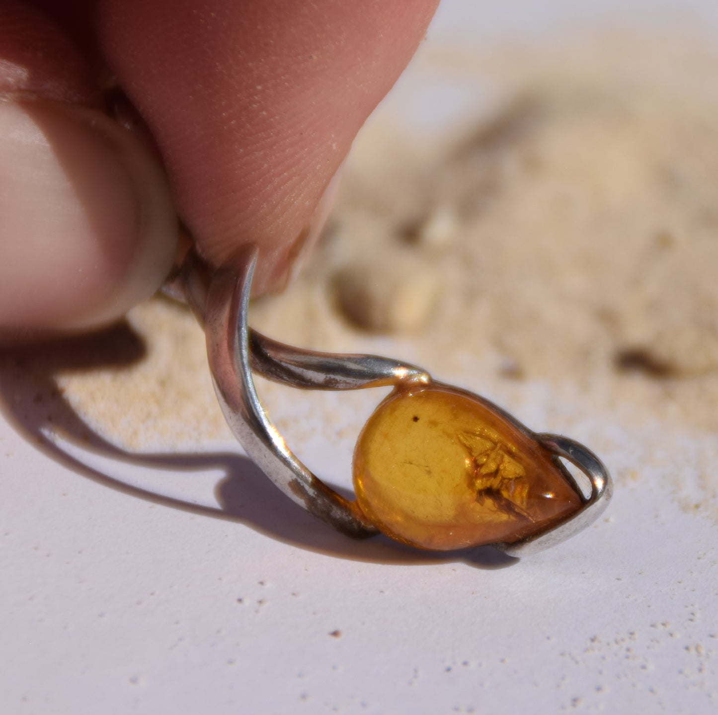 Ciondolo con la gemma di Ambra baltica Naturale con le inclusioni fossili da collezione, MJ Baltica, BW305