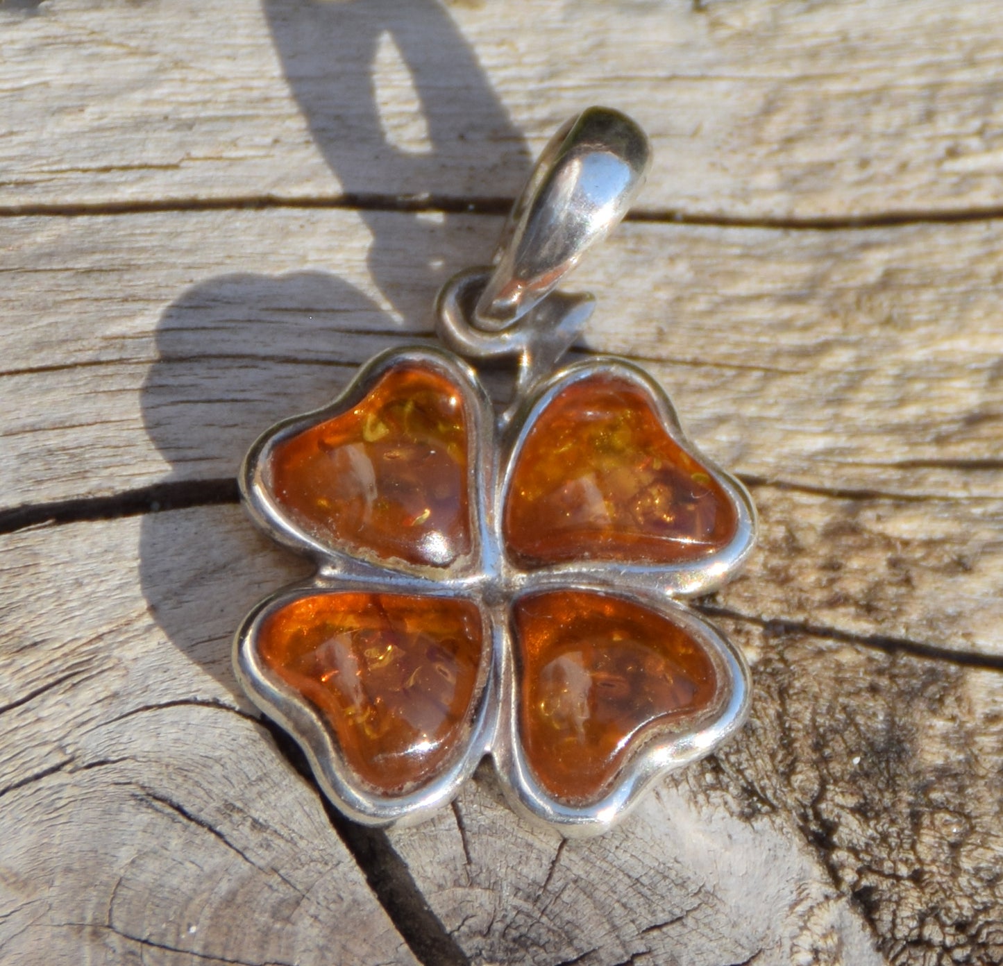 Bright pendant with a four-leaf clover of natural cognac-colored Amber leaves in Sterling Silver 925, MJ Baltica, BW313