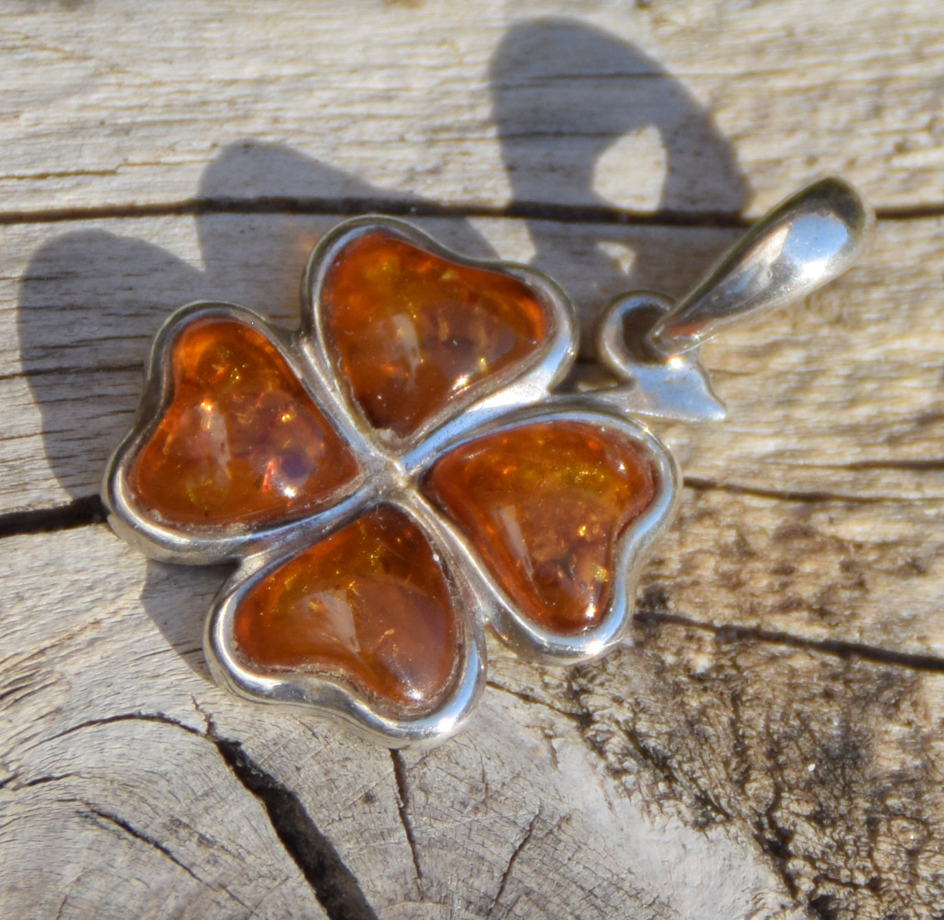 Bright pendant with a four-leaf clover of natural cognac-colored Amber leaves in Sterling Silver 925, MJ Baltica, BW313