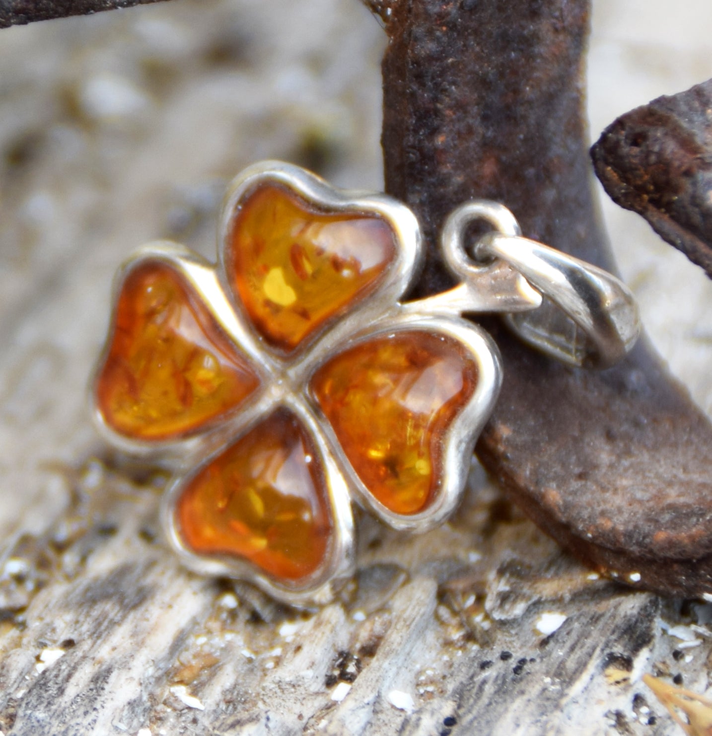 Bright pendant with a four-leaf clover of natural cognac-colored Amber leaves in Sterling Silver 925, MJ Baltica, BW313