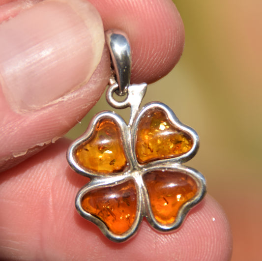 Bright pendant with a four-leaf clover of natural cognac-colored Amber leaves in Sterling Silver 925, MJ Baltica, BW313
