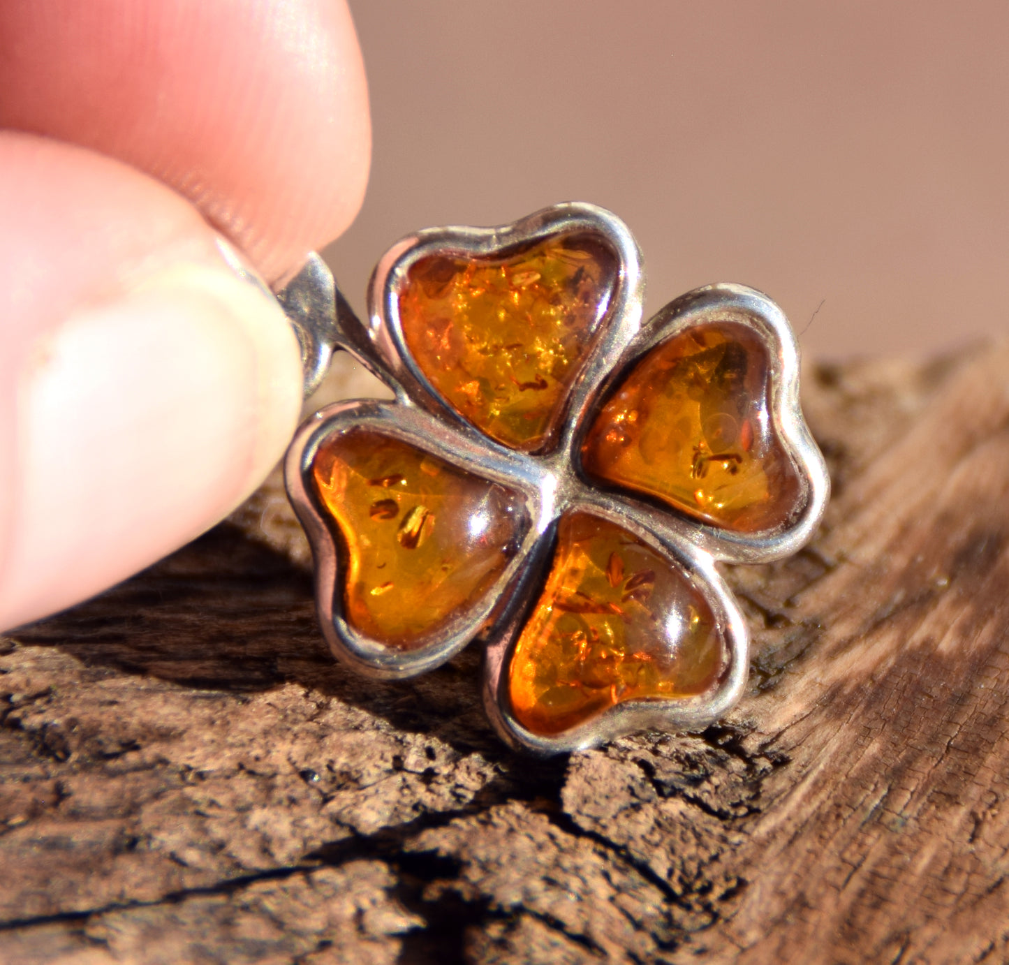 Bright pendant with a four-leaf clover of natural cognac-colored Amber leaves in Sterling Silver 925, MJ Baltica, BW313