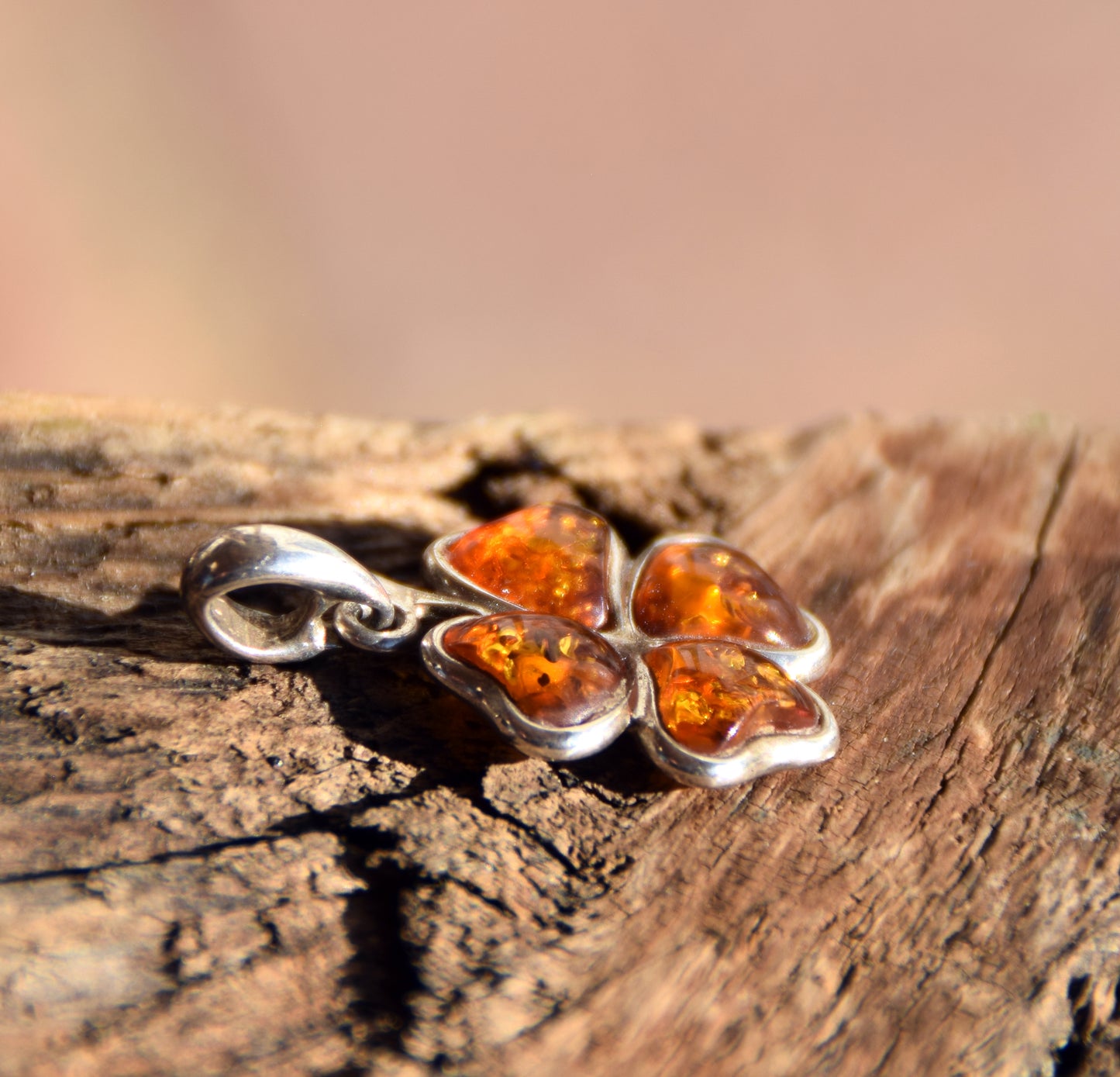Bright pendant with a four-leaf clover of natural cognac-colored Amber leaves in Sterling Silver 925, MJ Baltica, BW313