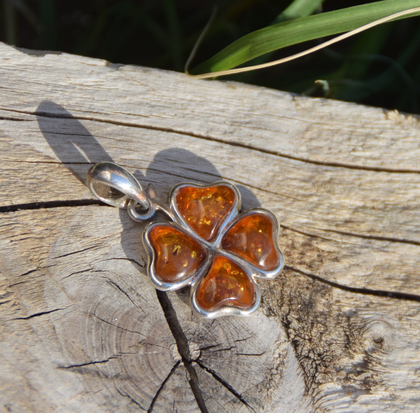 Bright pendant with a four-leaf clover of natural cognac-colored Amber leaves in Sterling Silver 925, MJ Baltica, BW313