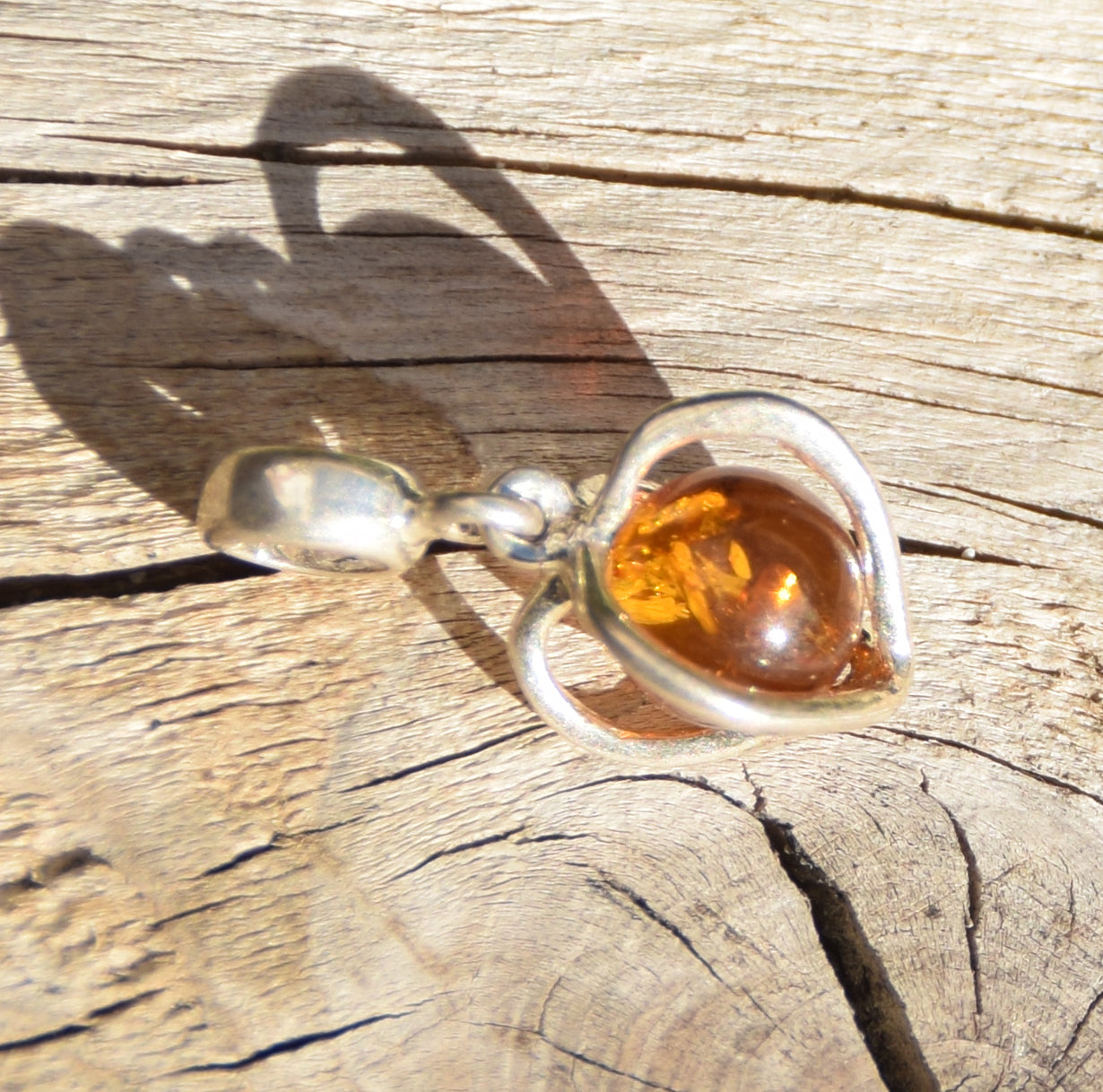 Delicate pendant with a cage-shaped heart in cognac-colored natural Amber and 925 Silver, MJ Baltica, BW318
