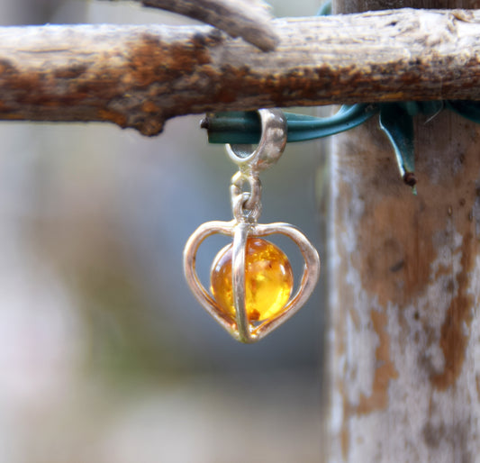 Delicate pendant with a cage-shaped heart in cognac-colored natural Amber and 925 Silver, MJ Baltica, BW318
