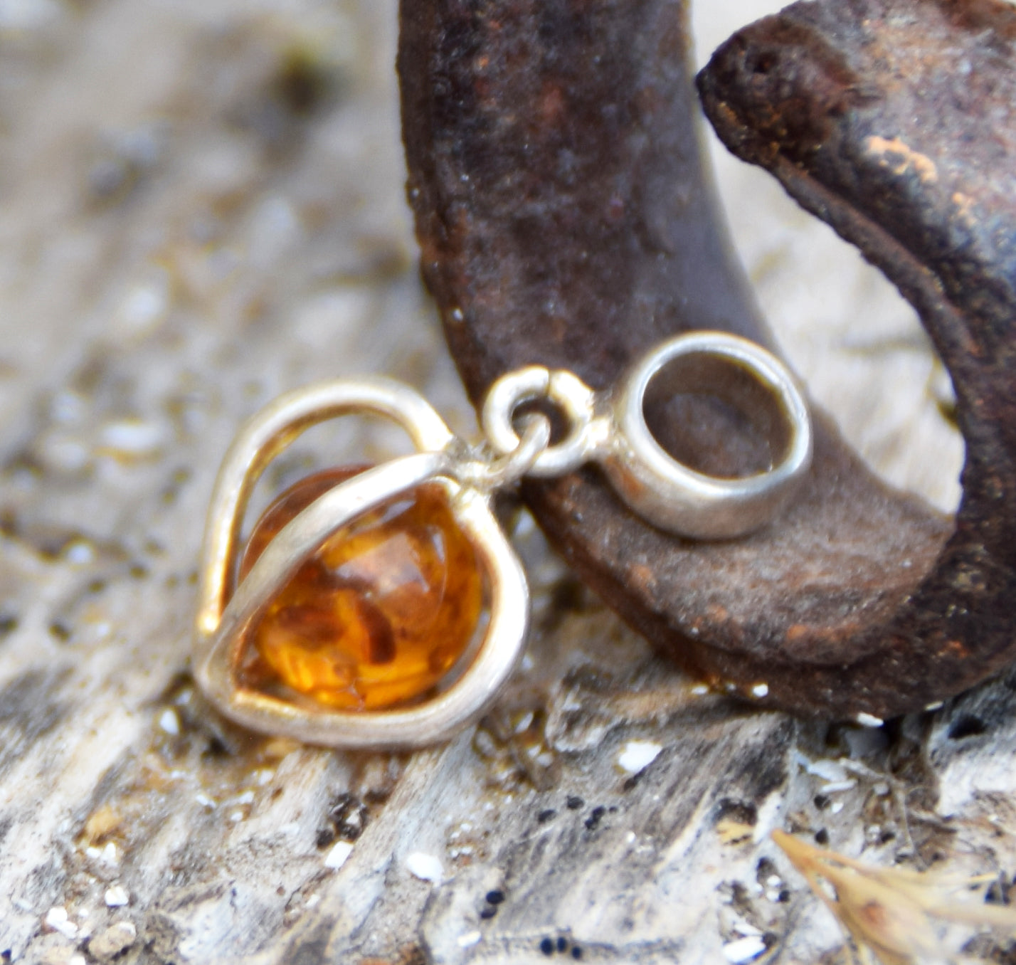 Delicate pendant with a cage-shaped heart in cognac-colored natural Amber and 925 Silver, MJ Baltica, BW318