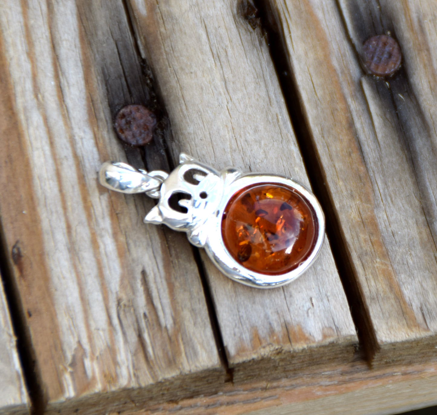 Delicate fat cat pendant in cognac-colored natural amber and 925 sterling silver, MJ Baltica, BW323