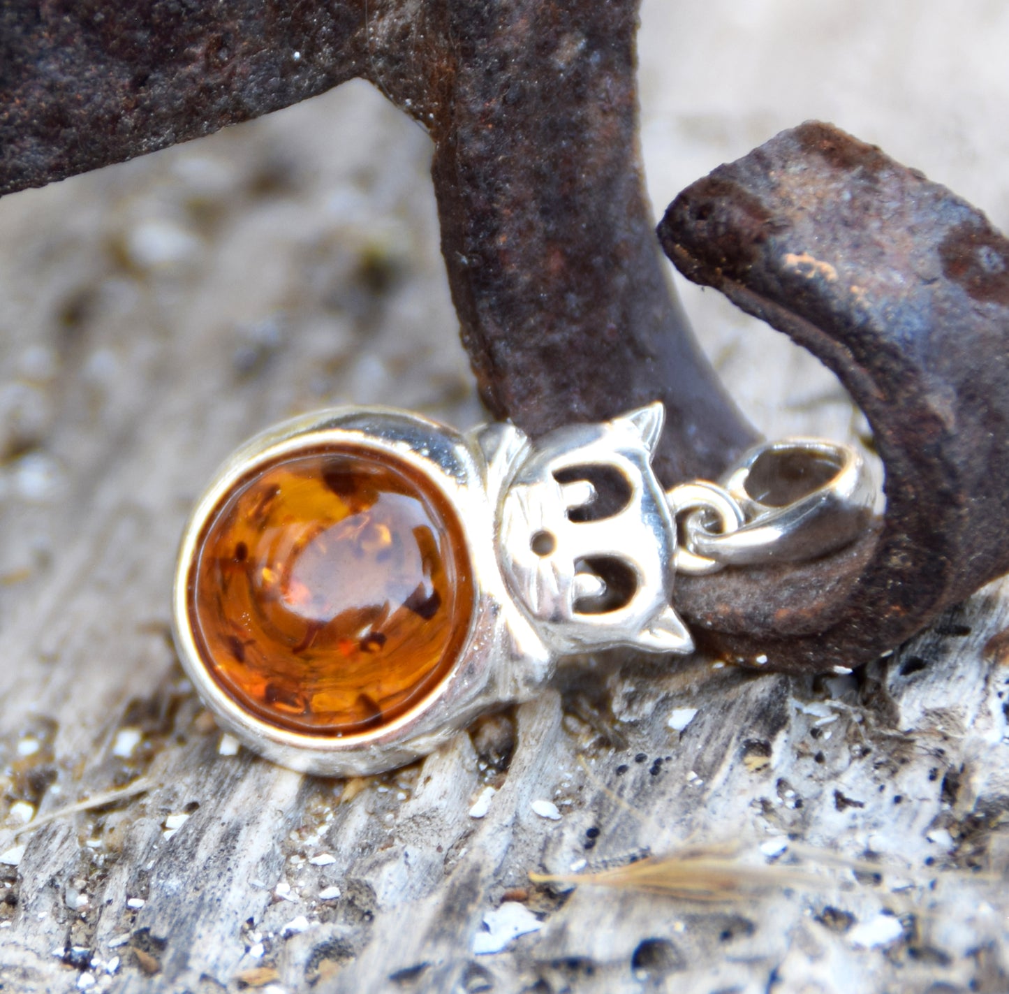 Delicate fat cat pendant in cognac-colored natural amber and 925 sterling silver, MJ Baltica, BW323
