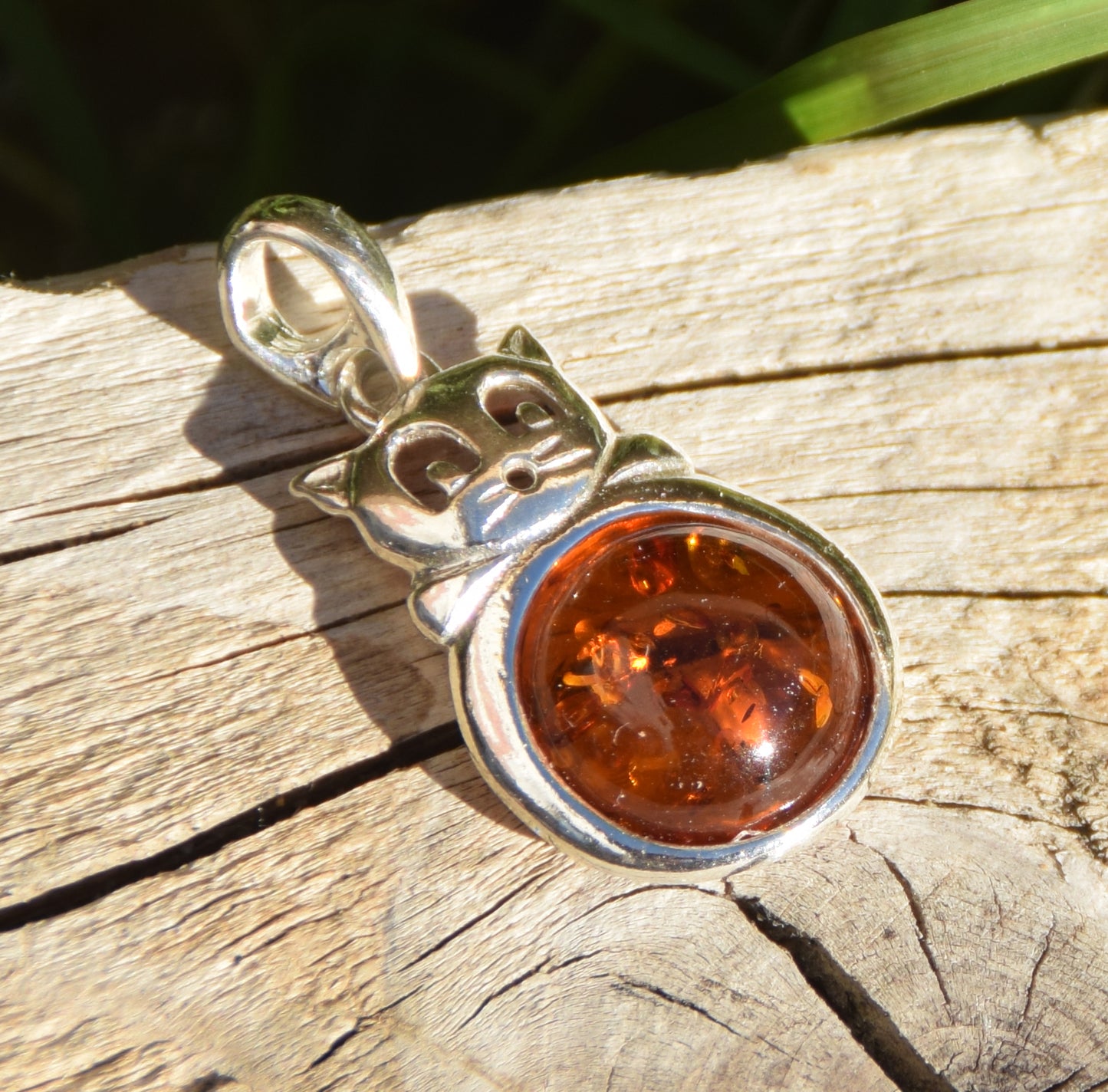 Delicate fat cat pendant in cognac-colored natural amber and 925 sterling silver, MJ Baltica, BW323