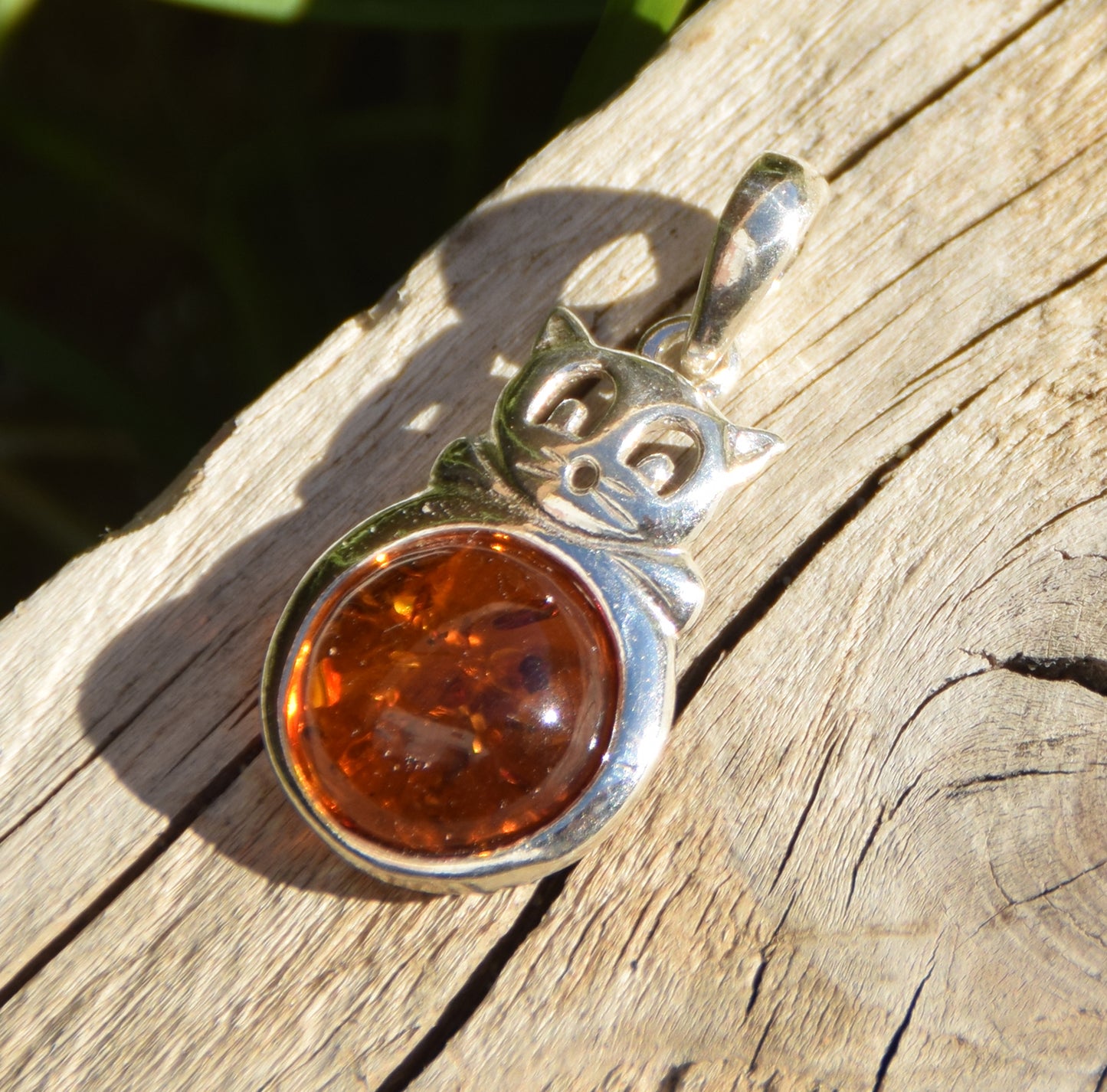 Delicate fat cat pendant in cognac-colored natural amber and 925 sterling silver, MJ Baltica, BW323