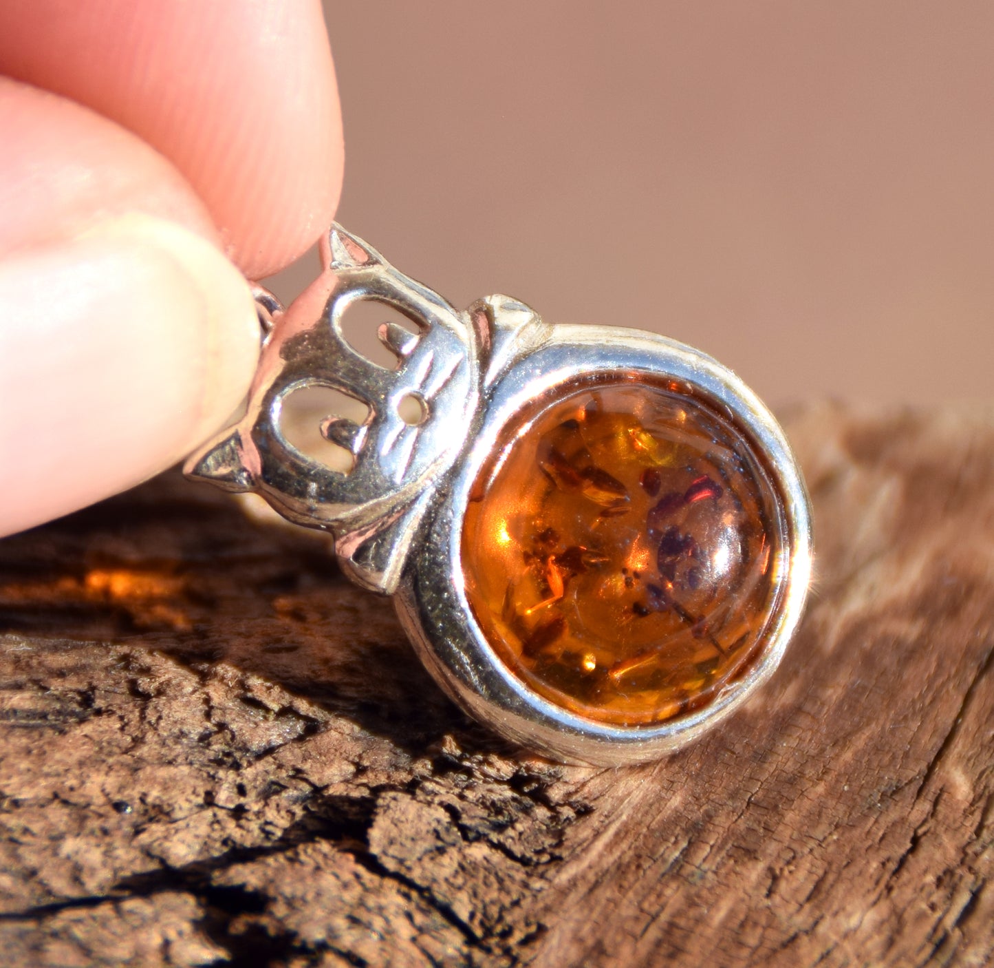 Delicate fat cat pendant in cognac-colored natural amber and 925 sterling silver, MJ Baltica, BW323