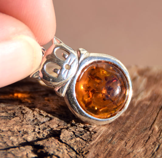 Delicate fat cat pendant in cognac-colored natural amber and 925 sterling silver, MJ Baltica, BW323