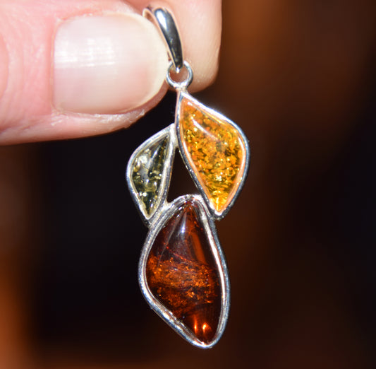 Bright floral pendant with natural Amber in various shades, set in 925 Sterling Silver, MJ Baltica, BW336
